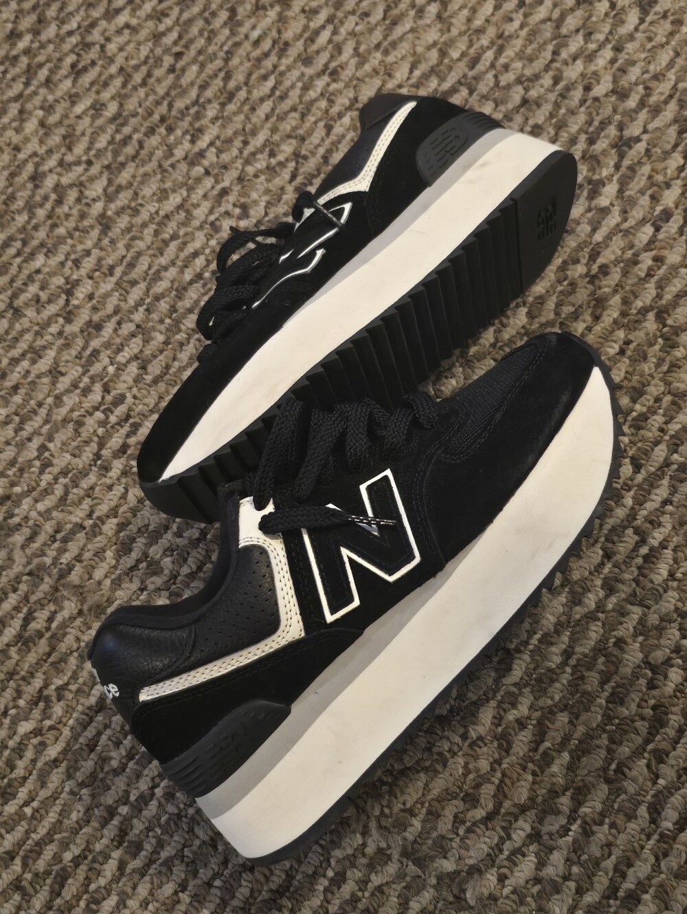 New Balance 574 Women Black and White Sneakers - Picture 4 of 6
